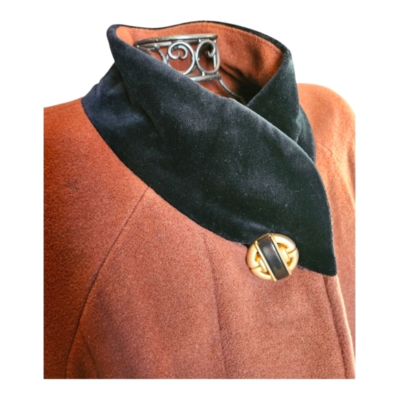 Vintage Charles Klein Brown 100% Coat with Black Velvet Trim and Button - Picture 4 of 15